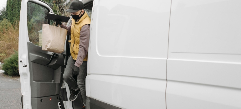 Mover exiting a van